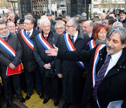 Le bras de fer a débuté en décembre dernier : les élus, dont Georges Cristiani (à droite) avaient boycotté la séance de travail avec la ministre Marylise Lebranchu.