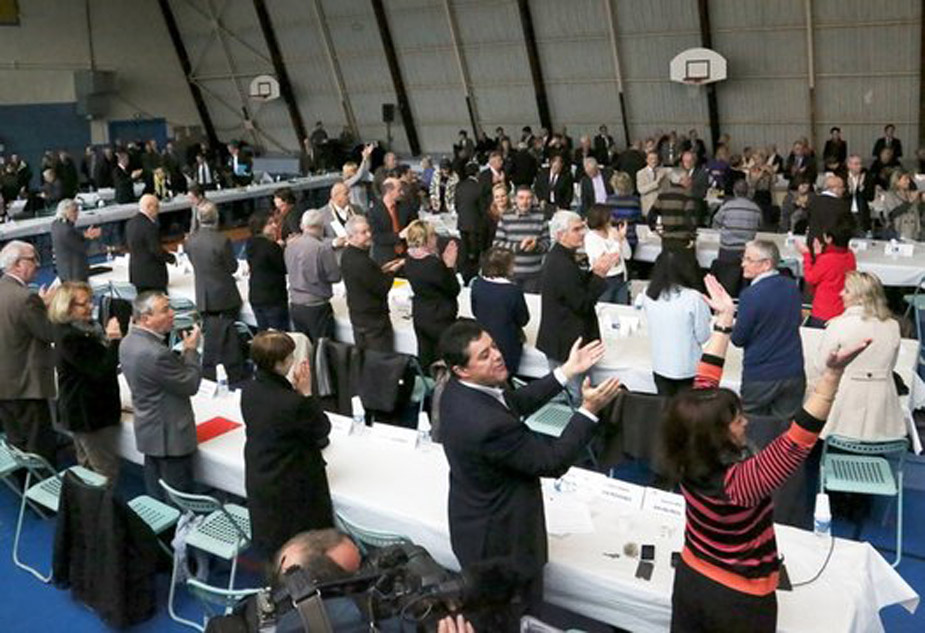 Le principe d'une aide publique au maintien en état de production de l'outil industriel a été adopté à l'unanimité lors d'un vote debout. Photos Serge Mercier.