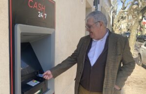 La commune inaugure son distributeur de billets sur le Cours