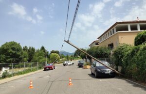 Poteau et câbles arrachés : le quartier Notre Dame privé d’internet et de téléphone